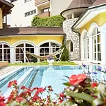 Romantikhotel Zell Am 4*